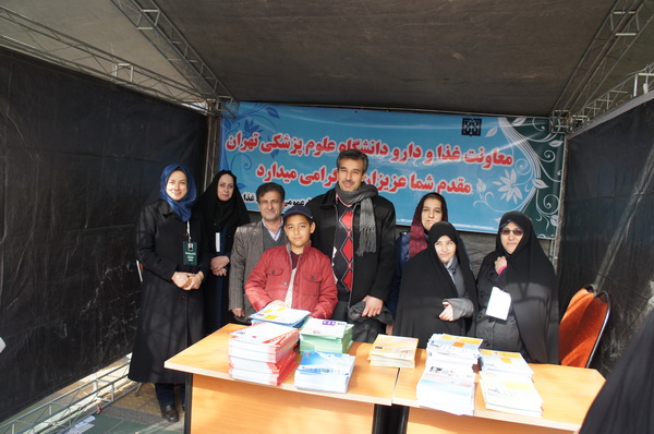 استقرار غرفه سلامت غذا و دارو در راهپیمایی یوم‌الله 22 بهمن