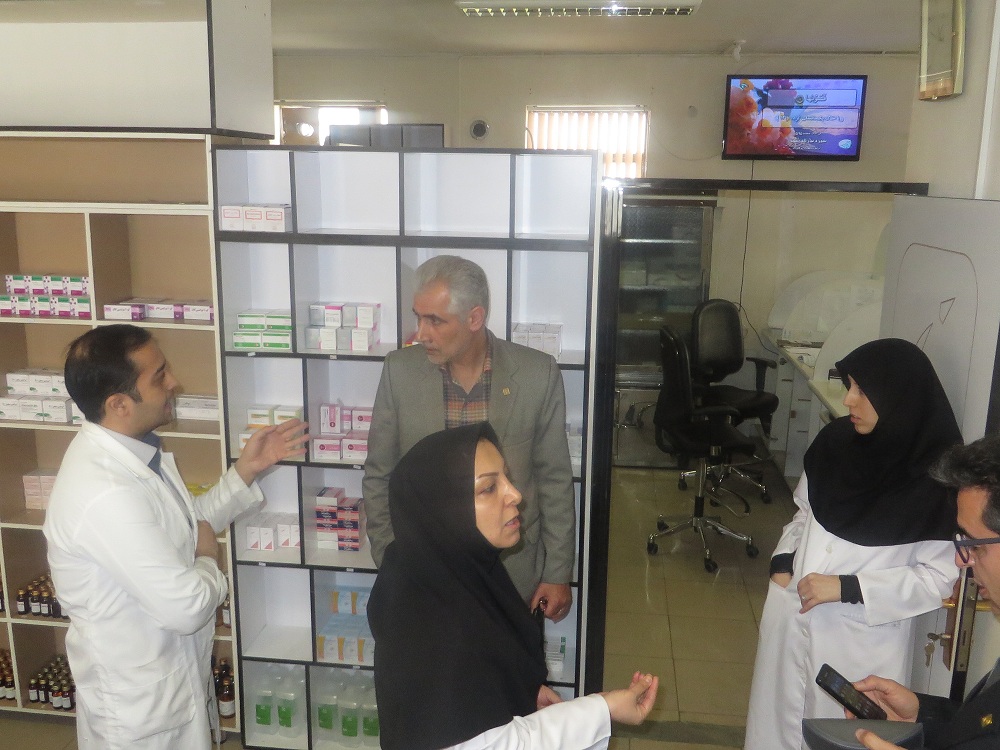 بازدید سرزده معاون غذا و دارو دانشگاه علوم پزشکی سمنان از داروخانه تخصصی 22 بهمن
