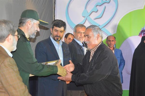 چهارمین جایزه ملی شهید رهنمون در آبادان به خانواده هشت شهید فعال حوزه پزشکی اهدا شد .
